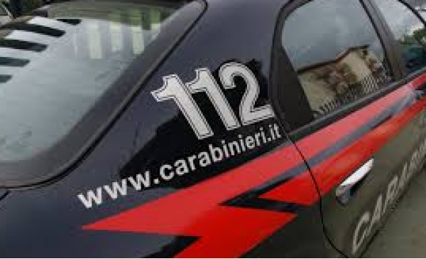Lite in strada, spunta una pistola