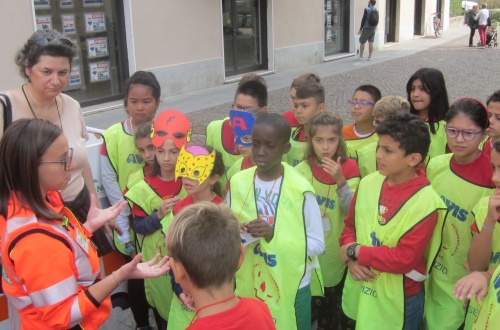 A Cologno i ragazzi delle elementari imparano a salvare vite, ecco il video