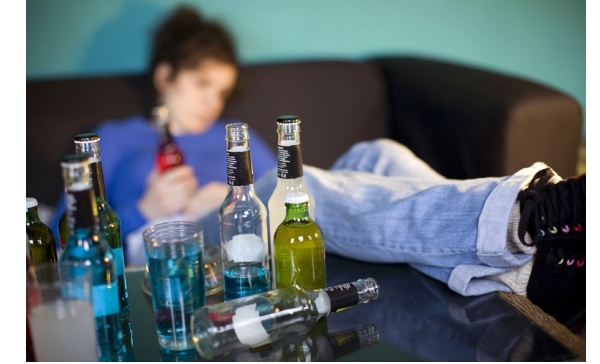Alcol e sigarette ai minori? Vietati, ma solo in teoria