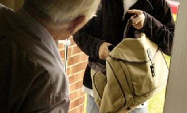 Truffa agli anziani, rubati 400 euro da un falso venditore