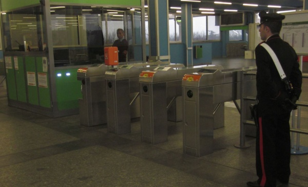 Armato di coltello minaccia addetto alla stazione di Gessate