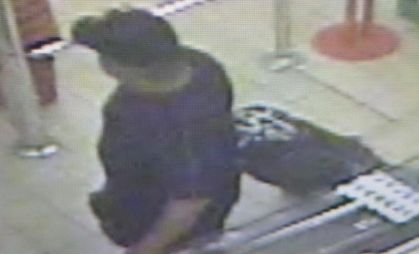 Bagaglio abbandonato al centro commerciale, intervengono i carabinieri