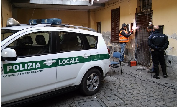 La Polizia di Trezzo sgombera appartamento occupato abusivamente