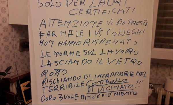 Bussero. Mette un cartello per i ladri: “Attenti a non farvi male, chi vi ha preceduto ha rotto un vetro”