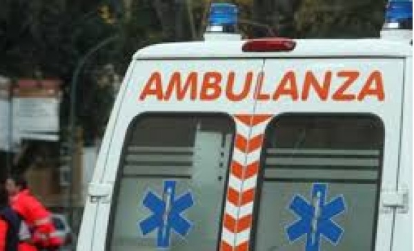 Cade dalla moto intervento in corso