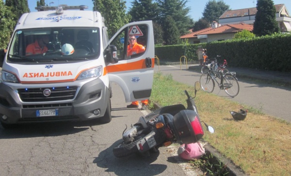 Cade dallo scooter a Inzago, 41enne in ospedale