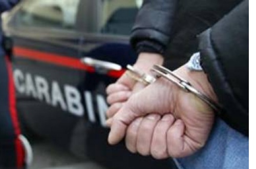 Cambiago, picchia madre e convivente per denaro