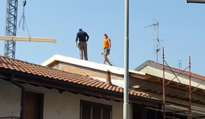 Carugate. Operai sul tetto senza protezioni