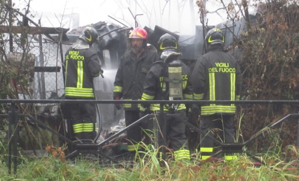 Cernusco. Incendio in una baracca, salvi i due occupanti