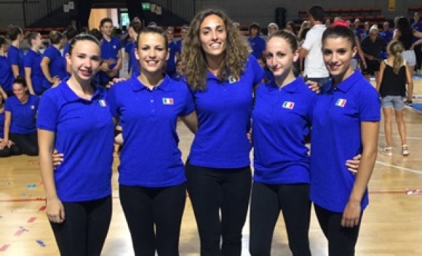 Cernusco, le ragazze del Twirling in azzurro