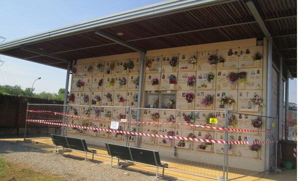 Cologno, al cimitero piovono… lastre