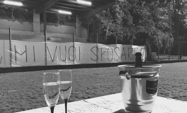 Cologno, il bomber fa la proposta di matrimonio alla fidanzata con uno striscione dalla tribuna
