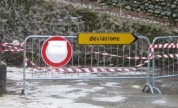 Crolla un edificio a Cassina, chiusa l’alzaia