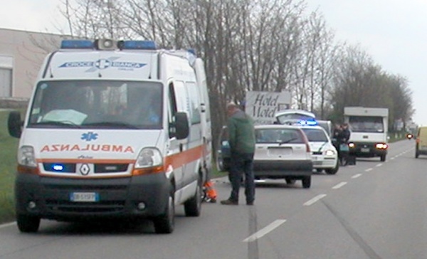 Esce fuori strada e si ribalta a Capriate