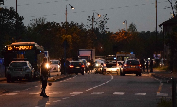 Frontale in via Redecesio a Segrate, grave un conducente