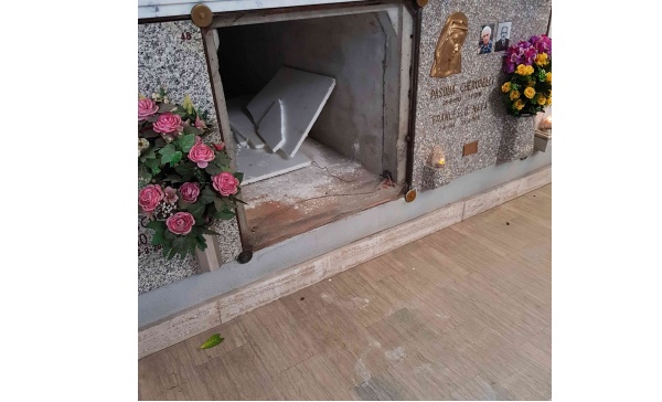 Giocano a fare i morti al cimitero di Vimodrone