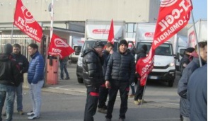Gorgonzola, protesta dei lavoratori di Mondo Convenienza