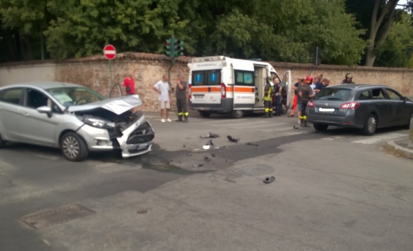 Gorgonzola, scontro tra auto in via del Parco