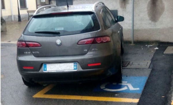 Il sindaco di Pozzo parcheggia nel posto disabili