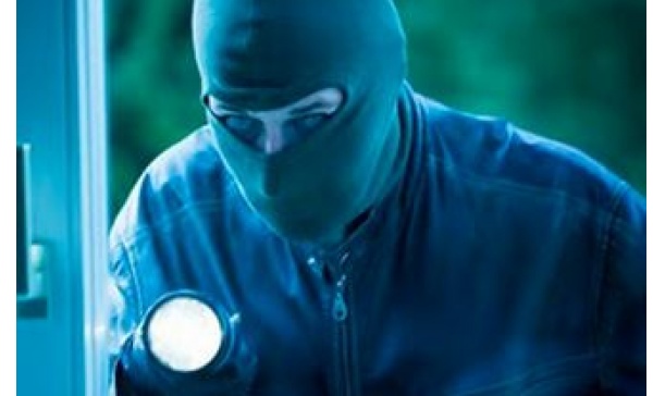 In aula anche di notte… ma per rubare