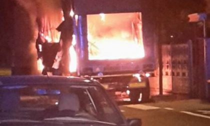 Incendio a Segrate, camion in fiamme