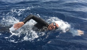 Inzaghese attraversa lo stretto di Messina a nuoto