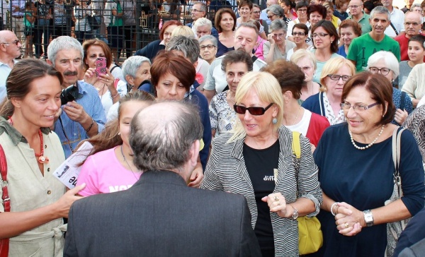 L’abbraccio del (quasi) arcivescovo a Pioltello