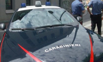 Rapinatore arrestato lancia pietre ai carabinieri