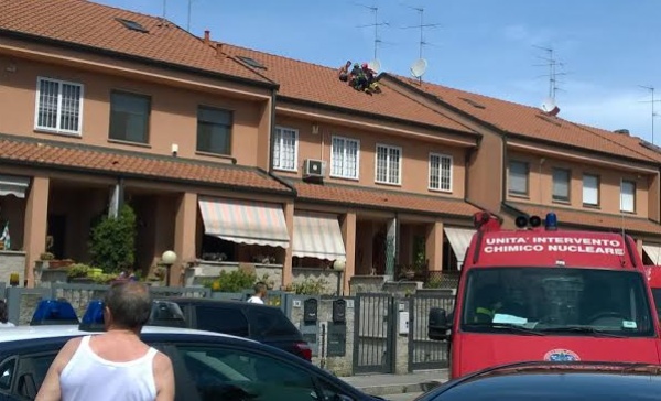 Melzo, minaccia di buttarsi dal tetto di una villetta