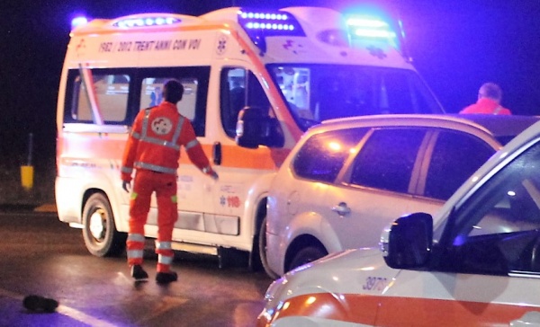 Passa con il rosso e viene travolto, grave melzese