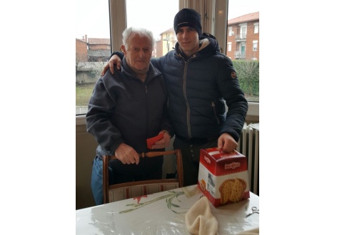 Pensionati e 18enni uniti dal panettone