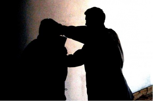 Aggredito e rapinato in una fabbrica dismessa, paura per un 28enne