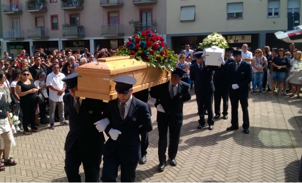 Pioltello, folla al funerale di Maria e del piccolo Alex