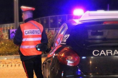 Auto piena di droga scappa all’alt e si schianta contro il guardrail