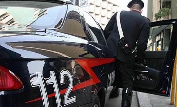 Pozzo, derubata della borsa e trascinata a terra