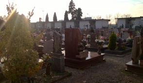 Predoni in visita al cimitero di Pioltello