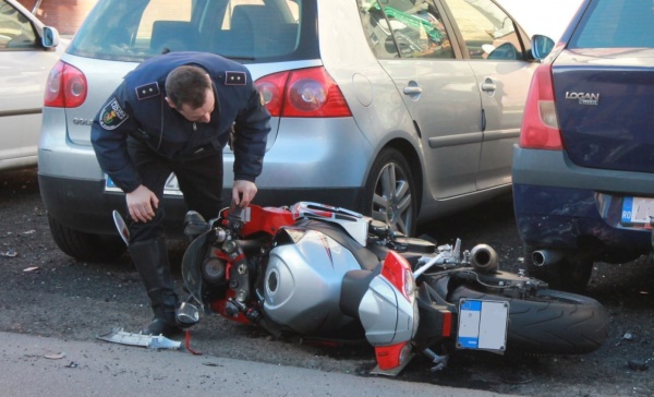 Schianto in via Monza a Seggiano, arriva l’elisoccorso