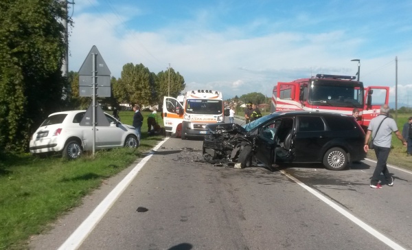 Scontro su via Rivolta, traffico in tilt