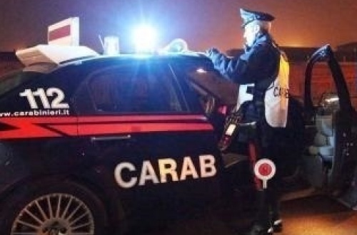 Si attacca al citofono e minaccia moglie e suocera