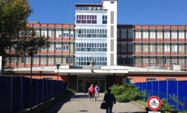 Si stacca una finestra e colpisce una dottoressa: paura all’ospedale di Melzo