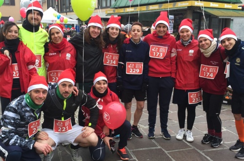 Solidarietà e divertimento alla corsa dei Babbi Natale di Cernusco