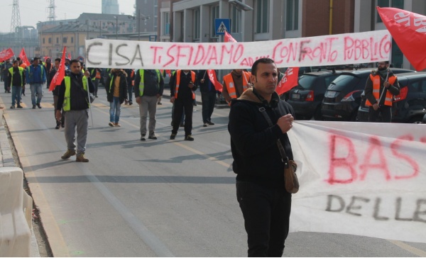 Stazione invasa dai lavoratori in protesta