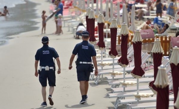 Topo da spiaggia derubava i bagnanti: preso