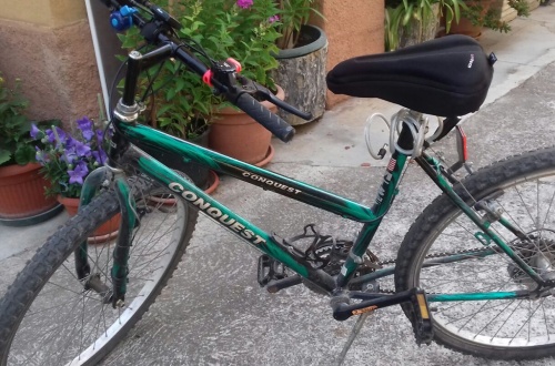 Tradita dalla ghiaia, ciclista si sfigura il volto
