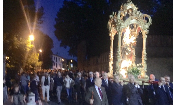 Una folla in preghiera per il Venerdì Santo
