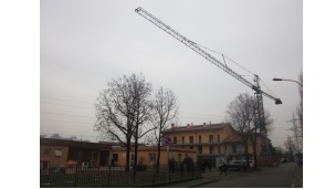 Una gru sopra la scuola materna di Albignano, scoppia la polemica