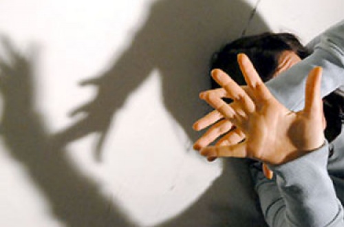 Vaprio, si barrica per sfuggire al marito violento