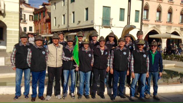 L’olio degli alpini di Trezzo per la Madonna del Don