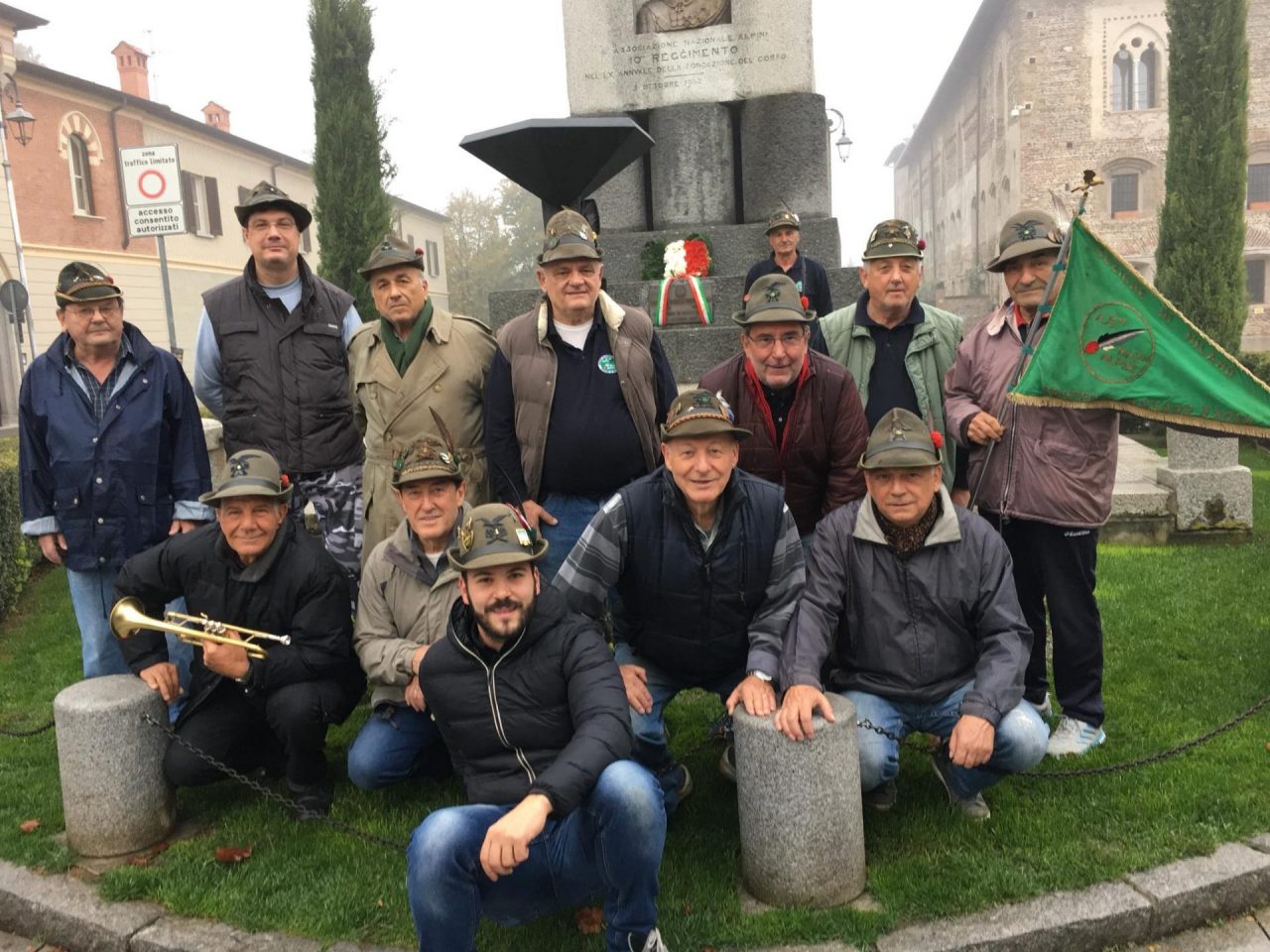 Quintali di castagne distribuiti dagli alpini di Cassano