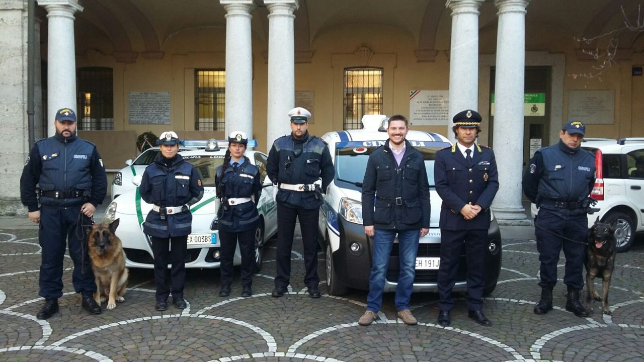 Amici a quattro zampe col cappello da poliziotto sull’Adda